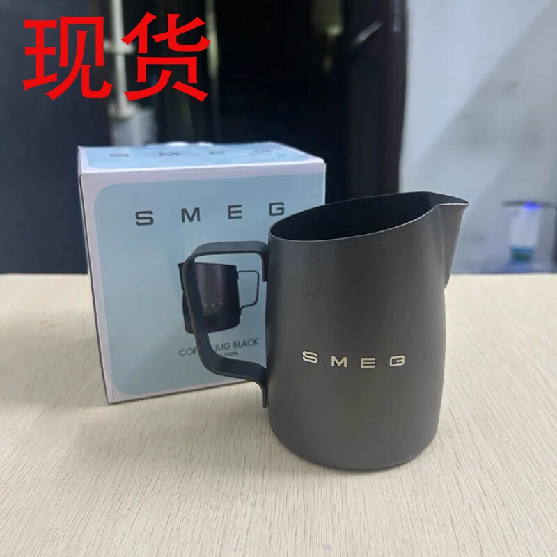 Hot-Selling In-Stock European Standard Italian Smeg Professional Coffee Latte Art Cup Rw Collaboration Milk Frothing Cup 350ml Stainless Steel