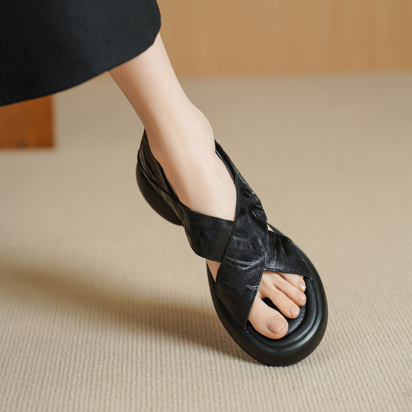 Sandal nữ hở mũi đế dày 4 cm da cừu quai chéo bọc gót — màu nâu