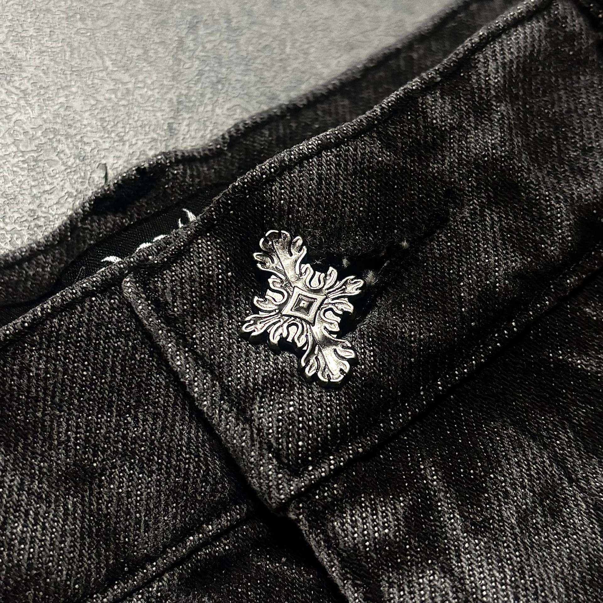 Dunkle Gothic Herren Jeans Mit Stickerei Und Hoher Taille_voghion.com