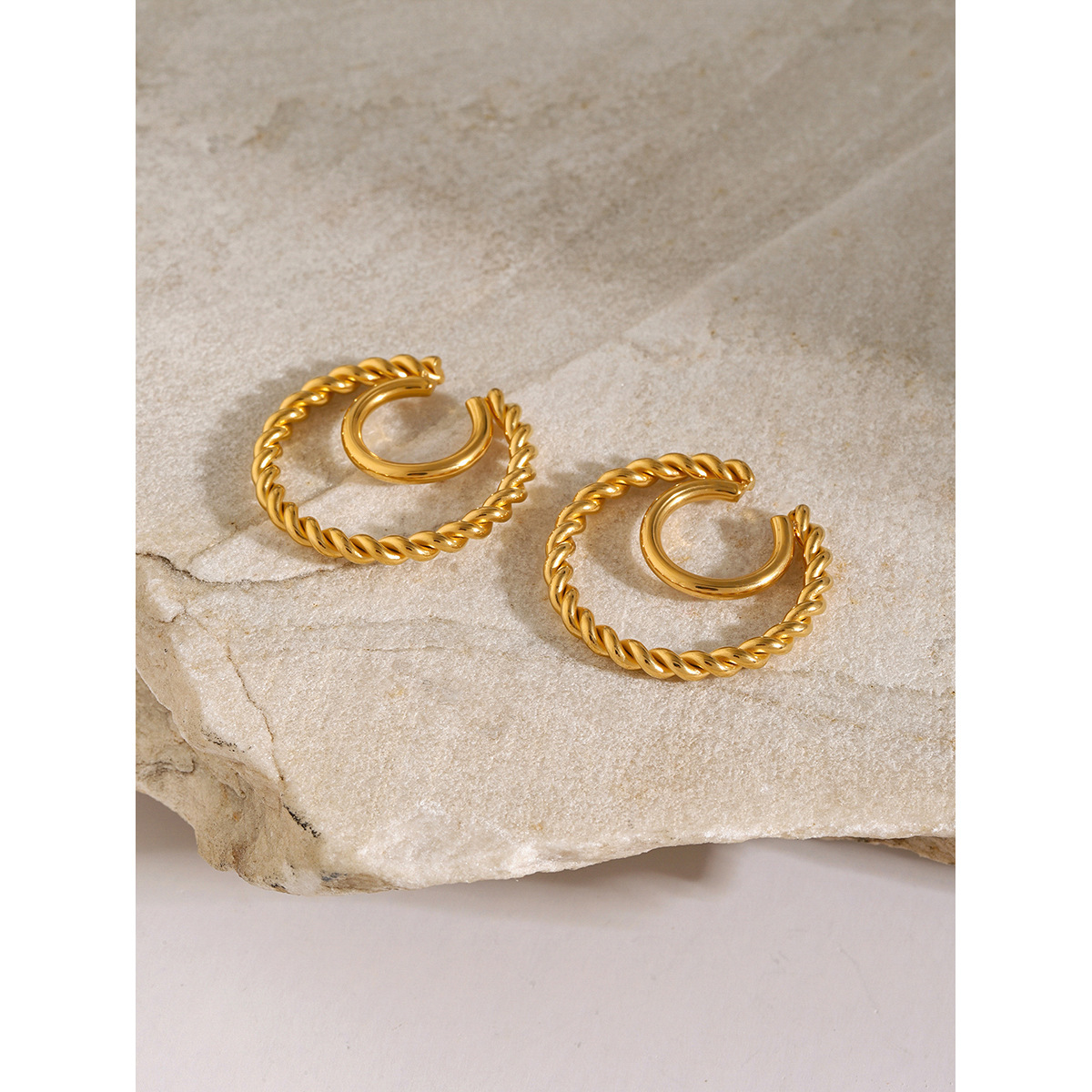 18k oro bobina de acero inoxidable bobina de torsión de doble capa clips de orejas europeas y americanas rojas de la misma moda clips de orejas de acero de titanio mujeres