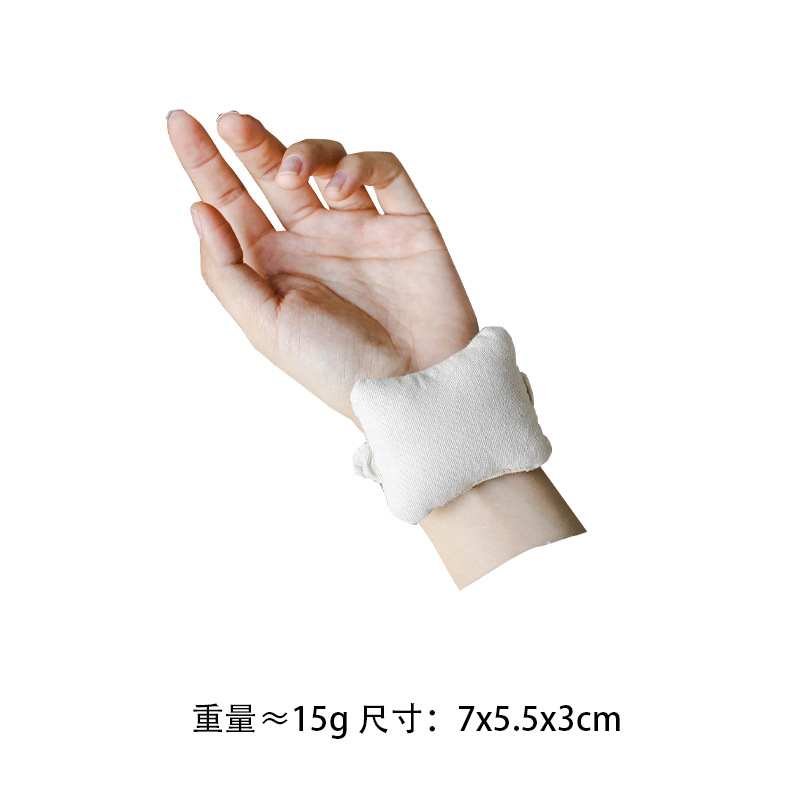 Эластичная подушечка на запястье из хлопка бежевого цвета.