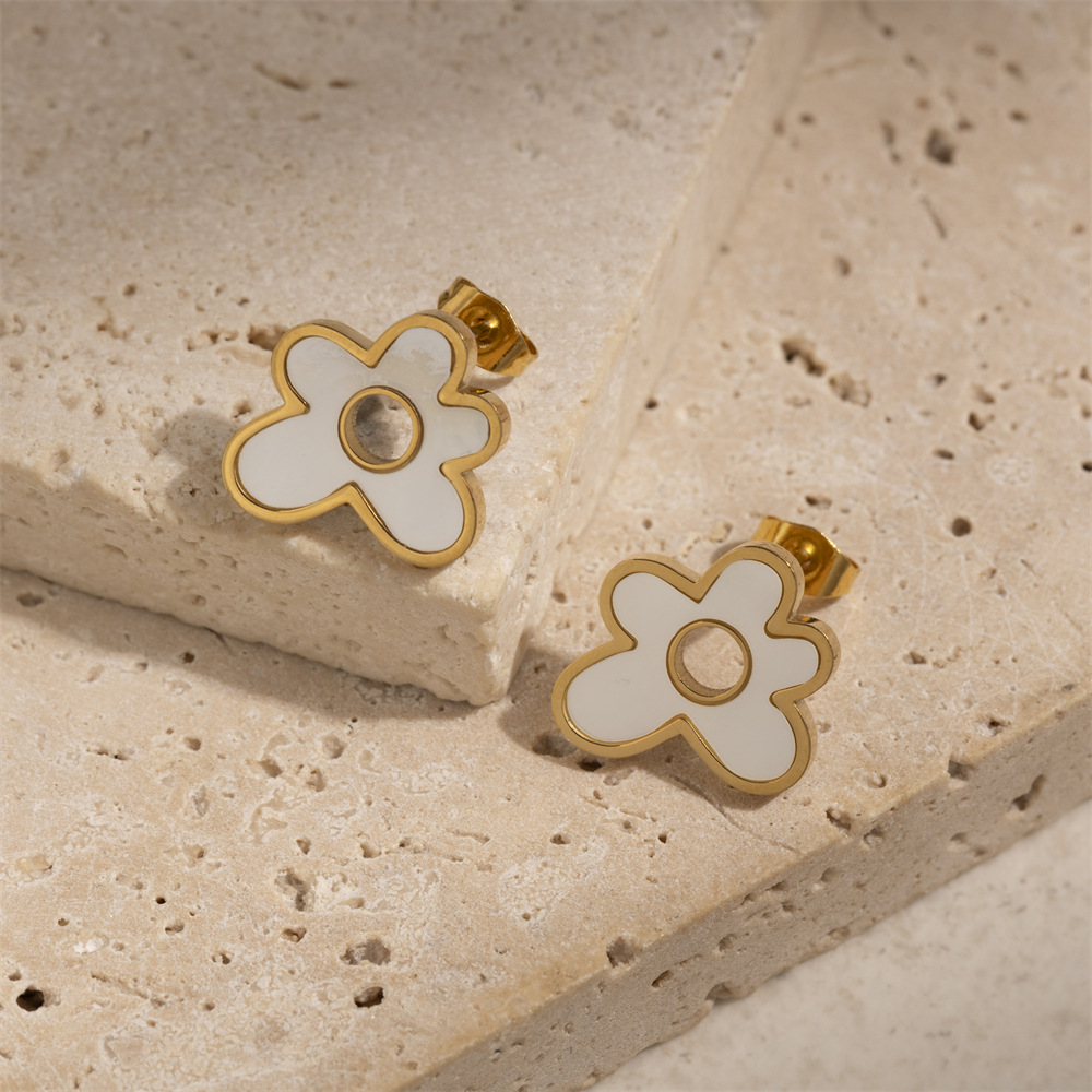 Taena Pendientes de acero inoxidable europeos y americanos Pendientes de concha en forma de flor de alta calidad simples Pendientes de acero de titanio para mujer al por mayor