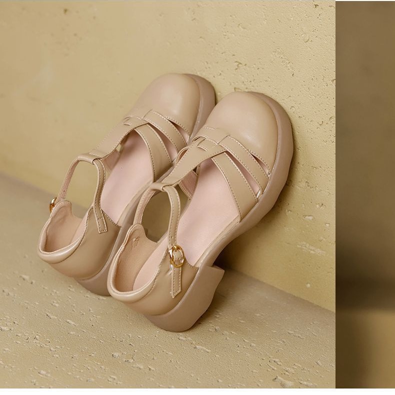 2024 verano nuevo retro botón de una sola palabra abierto superficial japonés agujero bolso de fondo suave sandalias romanas tacones gruesos