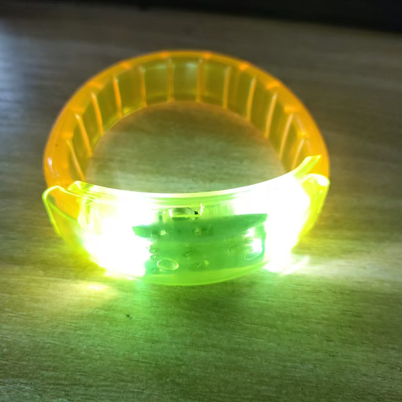 Fabricantes LED al por mayor pulsera luminosa pulsera electrónica barra de concierto KTV fiesta debe ayudar a los props
