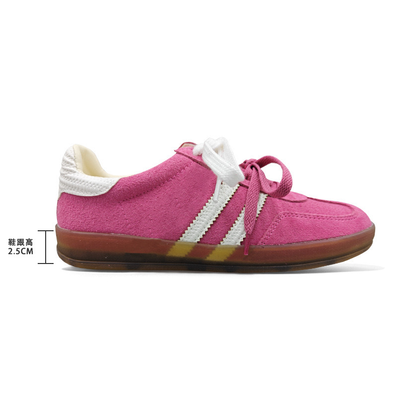 Versión de piel de vaca 2025 nuevo estilo rosa fresa oso cuero zapatos de entrenamiento alemán mujeres realzado zapatos Forrest Gump zapatillas deportivas casuales