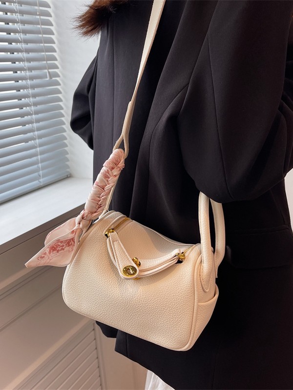 Bolso de dama de alto nivel 2025, nuevo estilo de moda transfronterizo nicho de diseño de mochila, bolso de almohada de mano rojo.