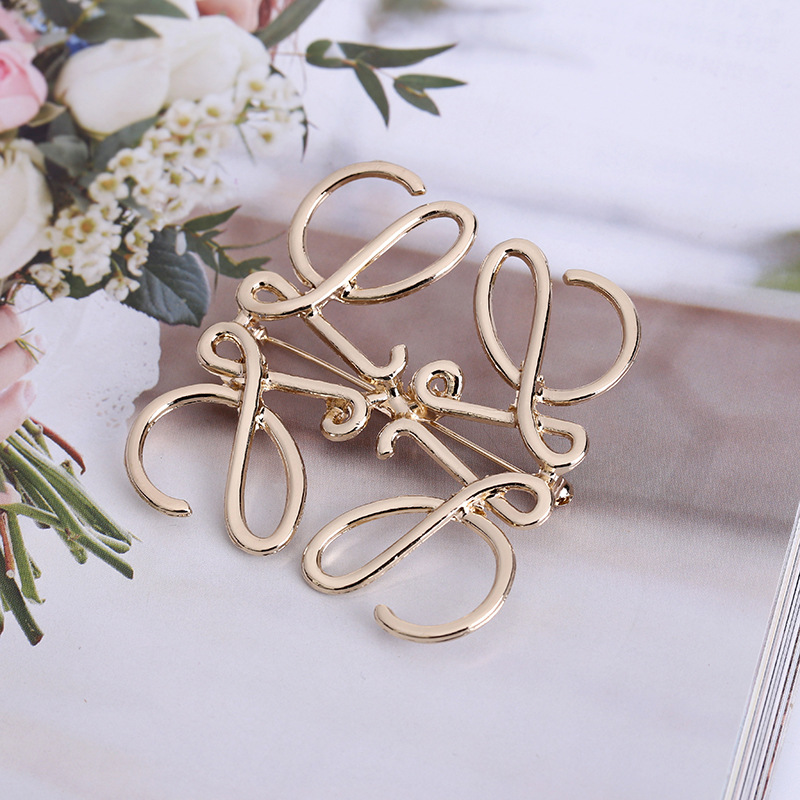 Luojia Golden Hollow Brooch for Women, Designer Niche Brooch, Vintage High-End Exquisite Fashion Clothing Accessory