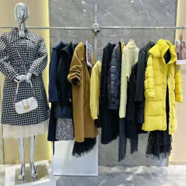 上海一线品牌25冬款郁香菲年轻时尚风鹅绒服大衣外套裤裙实体货源