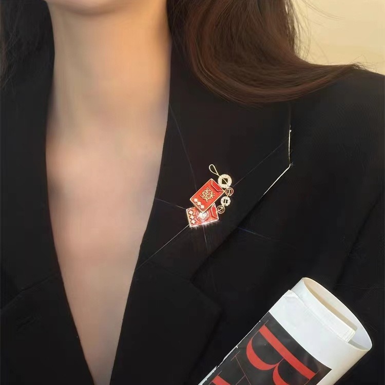 Broche pétard rouge chinois haut de gamme pour les fêtes 2025, accessoire unisexe pour pull, cadeau_voghion.com