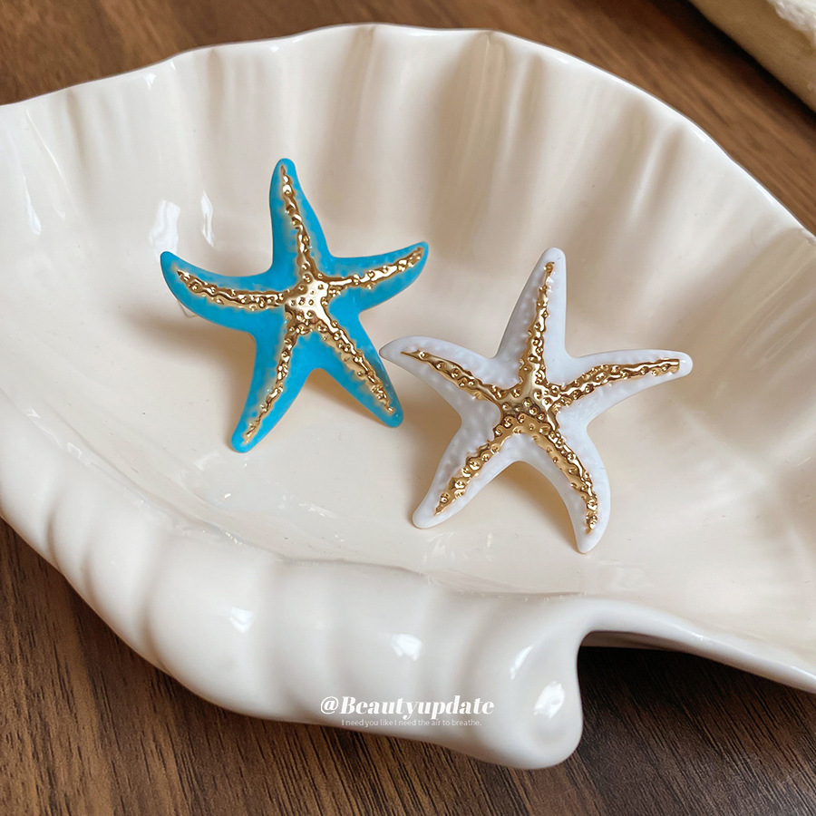 Bague pour femme, style bohème chic, ornée d'une étoile de mer plissée et d'un motif goutte d'huile, à l'index. Un bijou raffiné et sophistiqué._voghion.com