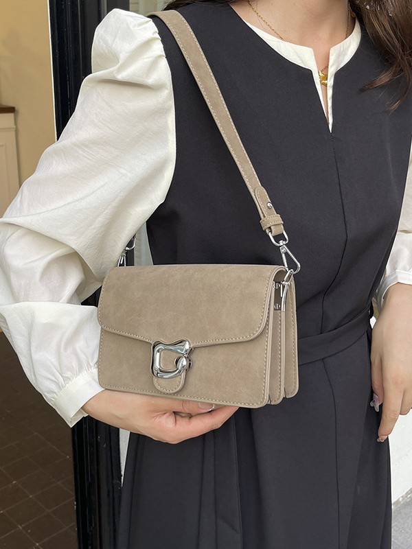 Nicho Zhong alta sensación de brazaleta bolso para mujeres 2025 nuevo cross-border retro texturas de moda mochila bolso pequeño