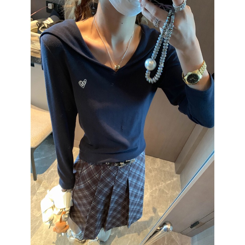 Moreover, the new autumn Korean-style heart-embroidered navy collar slim-fit long-sleeve T-shirt MQ1618
