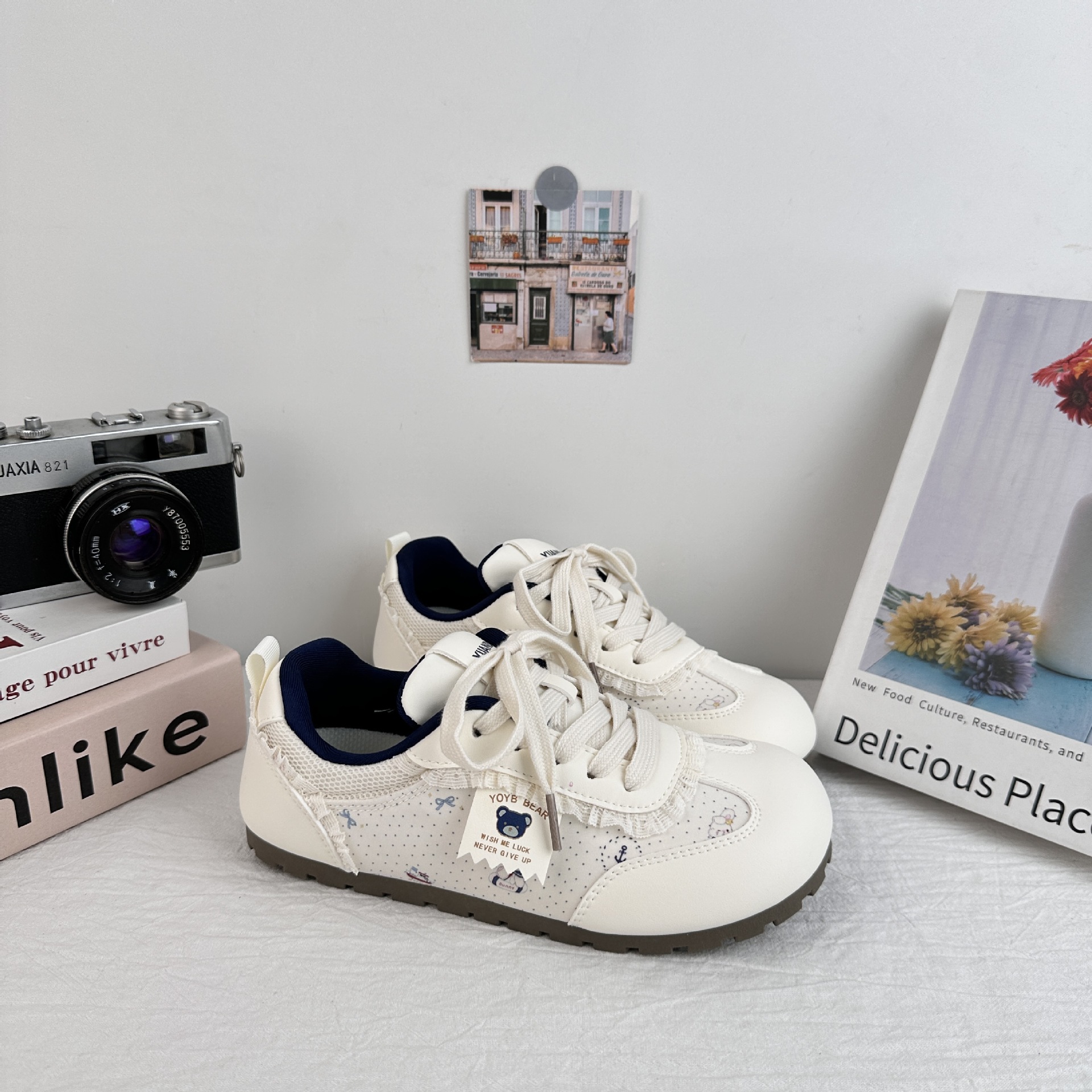 Yuanbo zapatos blancos para mujeres 2025, verano nuevo oso impresión de zapatos de entrenamiento, zapatos de skate casuales, zapatos de pan de cabello