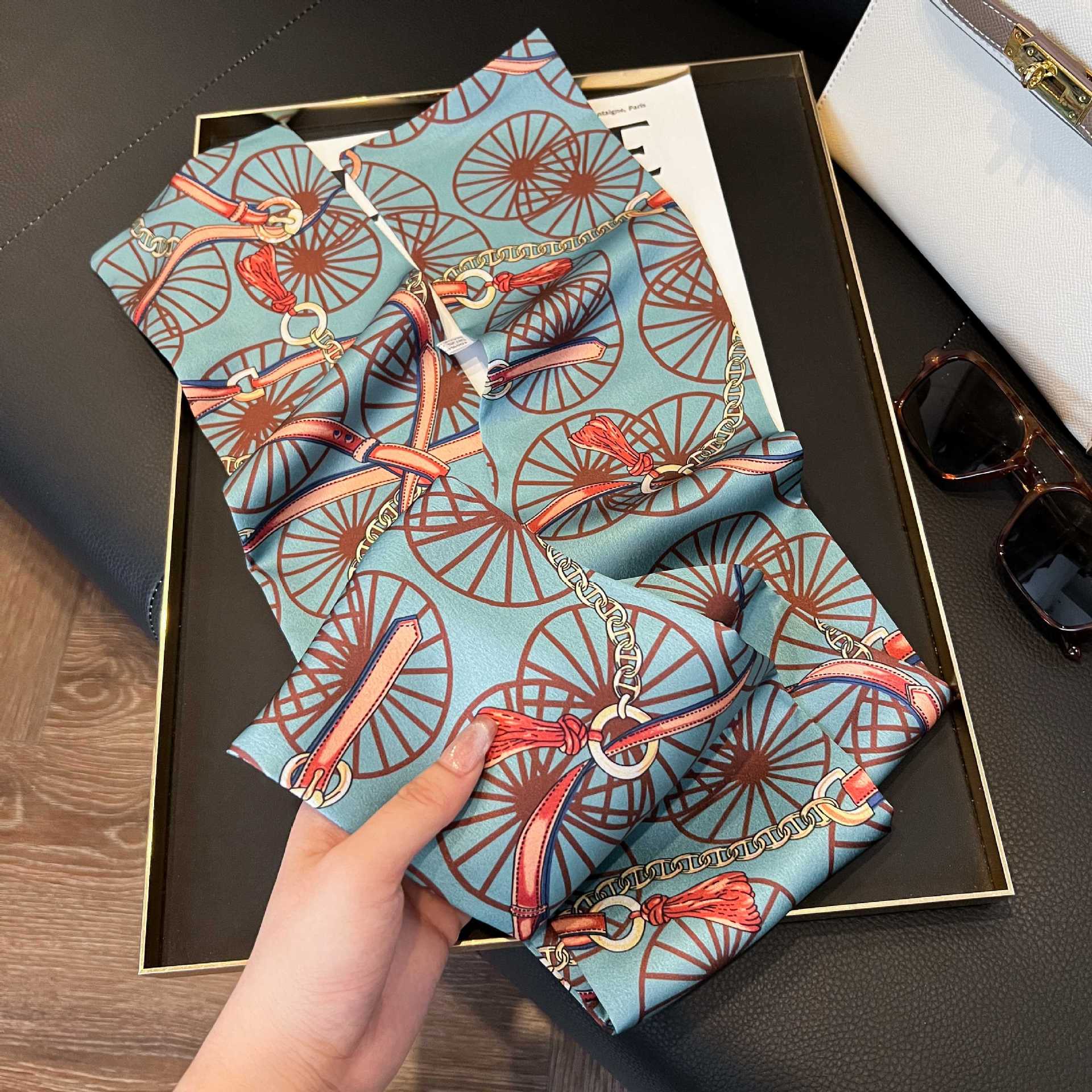 Nueva bufanda de seda pequeña banda larga estrecha para el cabello mujer estilo primavera y otoño moda madre bufanda estilo verano estilo fino serpentina bufanda al por mayor