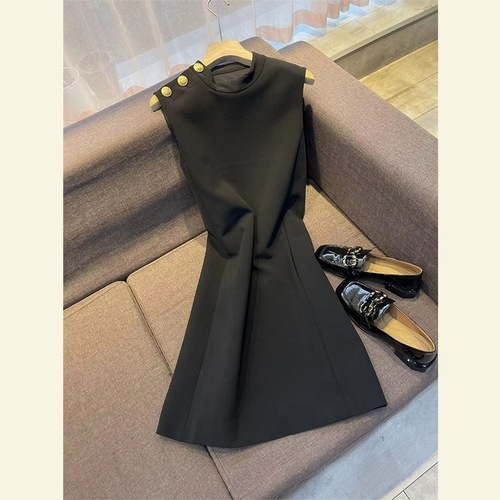 French summer French temperament stylish cool breeze light luxury Chanel style black sleeveless dress