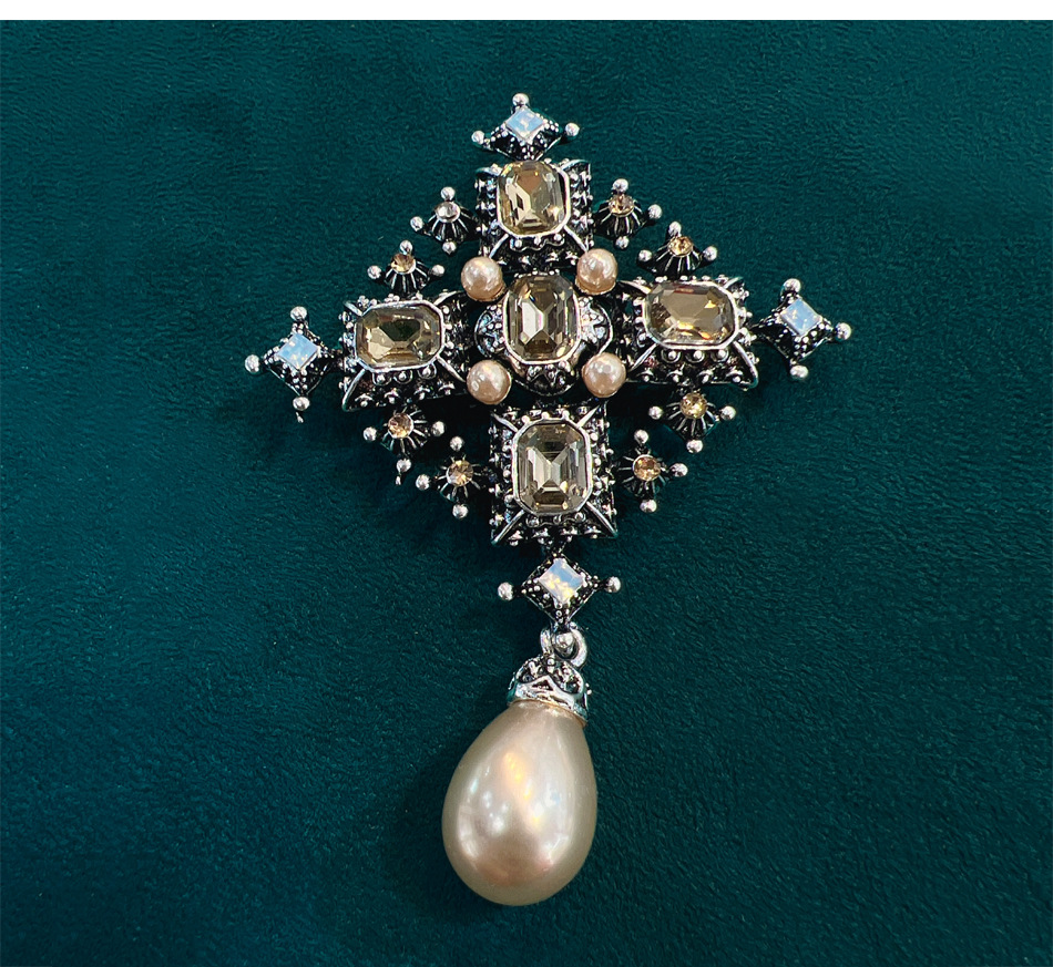 Rhinestones, Pearl Inlay Material Retro Pin Cross Alloy Plating Inlay Rhinestones Pearl Women'S Brooches
