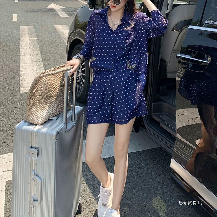 Жирный очень большой размер 150kg повседневный спортивный костюм женский летний новый солнцезащитный крем в горошек рубашка шорты комплект из двух предметов