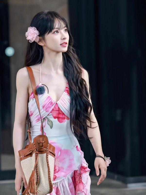 Tian Xiwei の同じスタイルの不規則なプリントのホルターネックドレス、女性用、夏のウエストデザイン、海辺での休暇のサスペンダーロングドレス|undefined