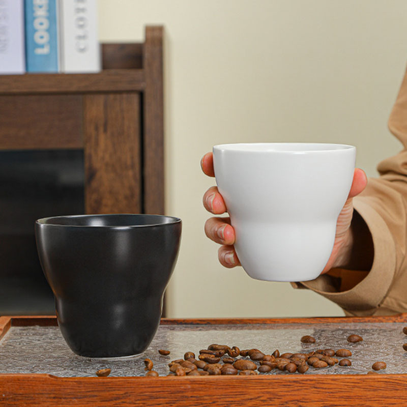 日本式の手はコーヒーのコップの陶磁器のマグカップの女性の高い顔の値の水の杯のイタリア式の濃縮の杯のプルカップのラテカップを握ります。|undefined