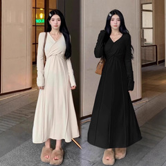 大きいサイズの太ったmm2025春秋の服の新型の長袖vネックのメリヤスの底のワンピースの女性の修身はやせているa字のロングスカートを現します。