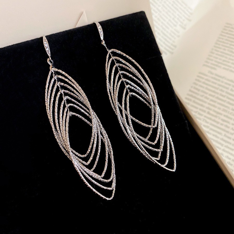 Oro multicapa hueco gancho de orejas sensación de alto nivel lujo ligero nicho sensación de diseño pendientes de orejas sin agujeros de orejas nuevas orejas para mujeres