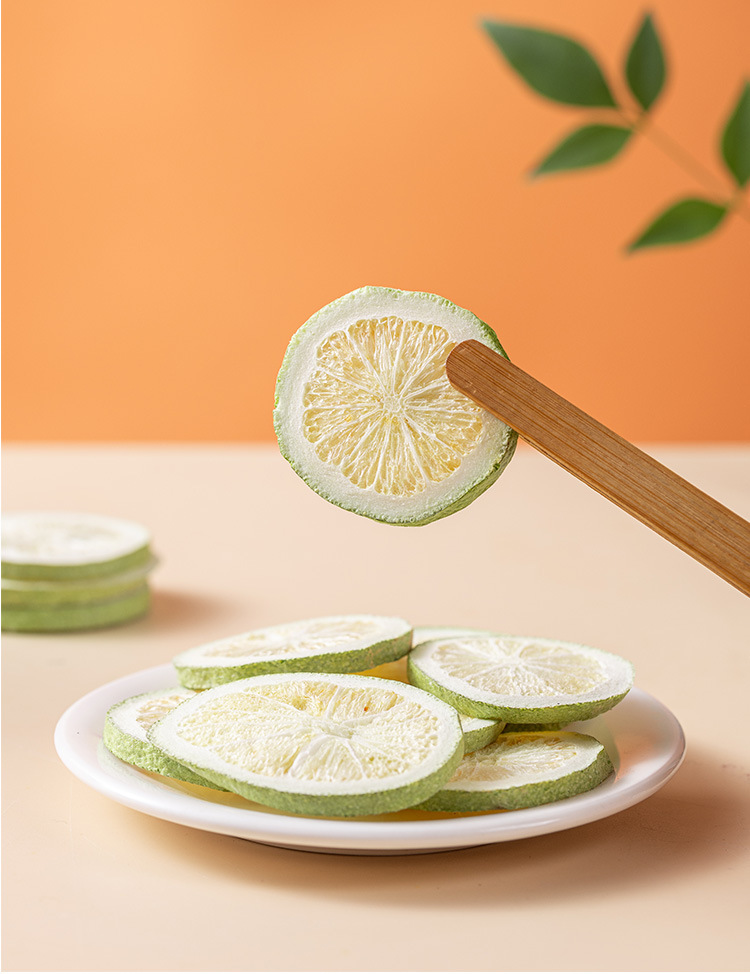Freeze Dried Lemon Slices Fragrant Lemon Fruit Tea Unsweetened 45g Jar in use