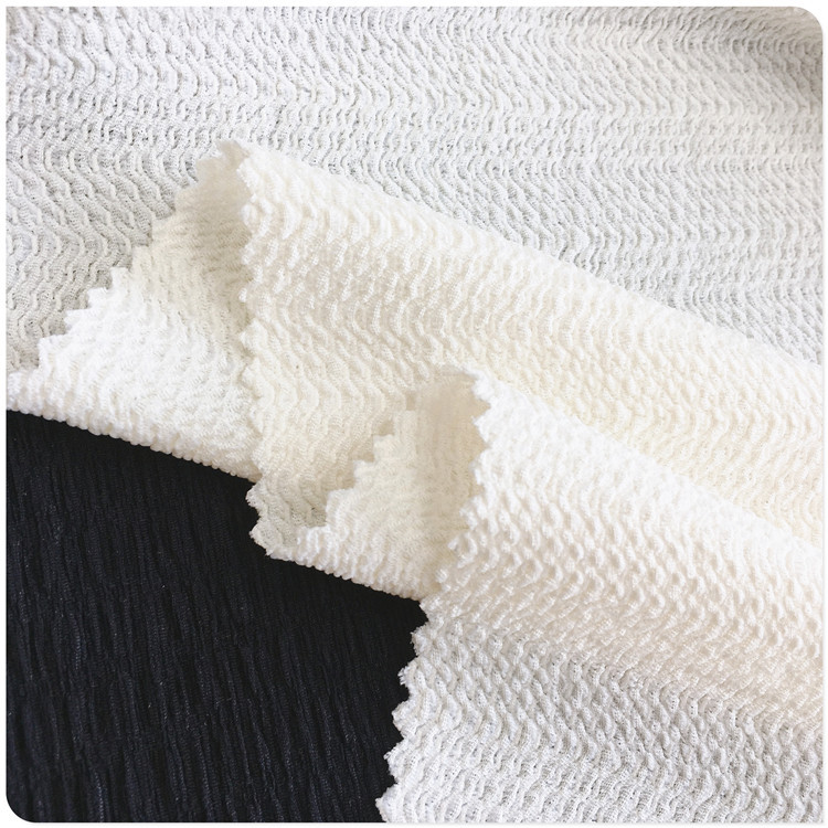 厂家供应经编条纹小泡花浪纹绉布氨纶提花纹理女居家白色连衣裙