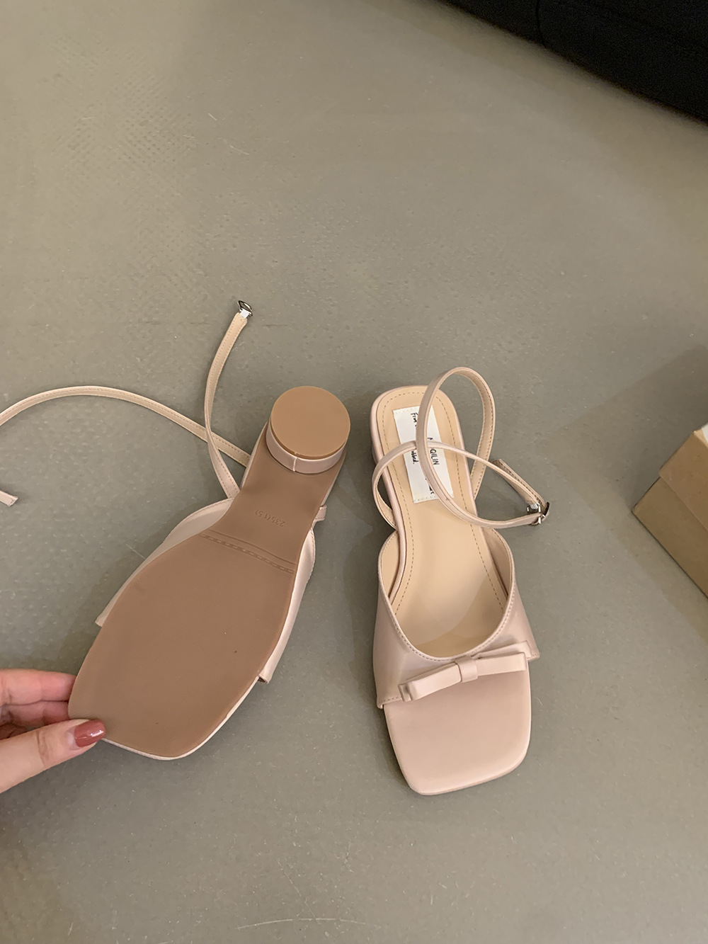 Zapatos de tacón alto con lazo de viento de noche francés, sandalias plateadas, sandalias y pantuflas de tacón grueso de verano con falda, zapatos de hadas