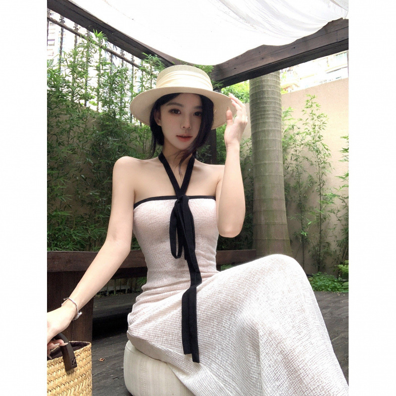 Designed French Fashionable Waist Slimming Black and White Color Matching Strap Halterneck Tube Top Dress Summer New Style