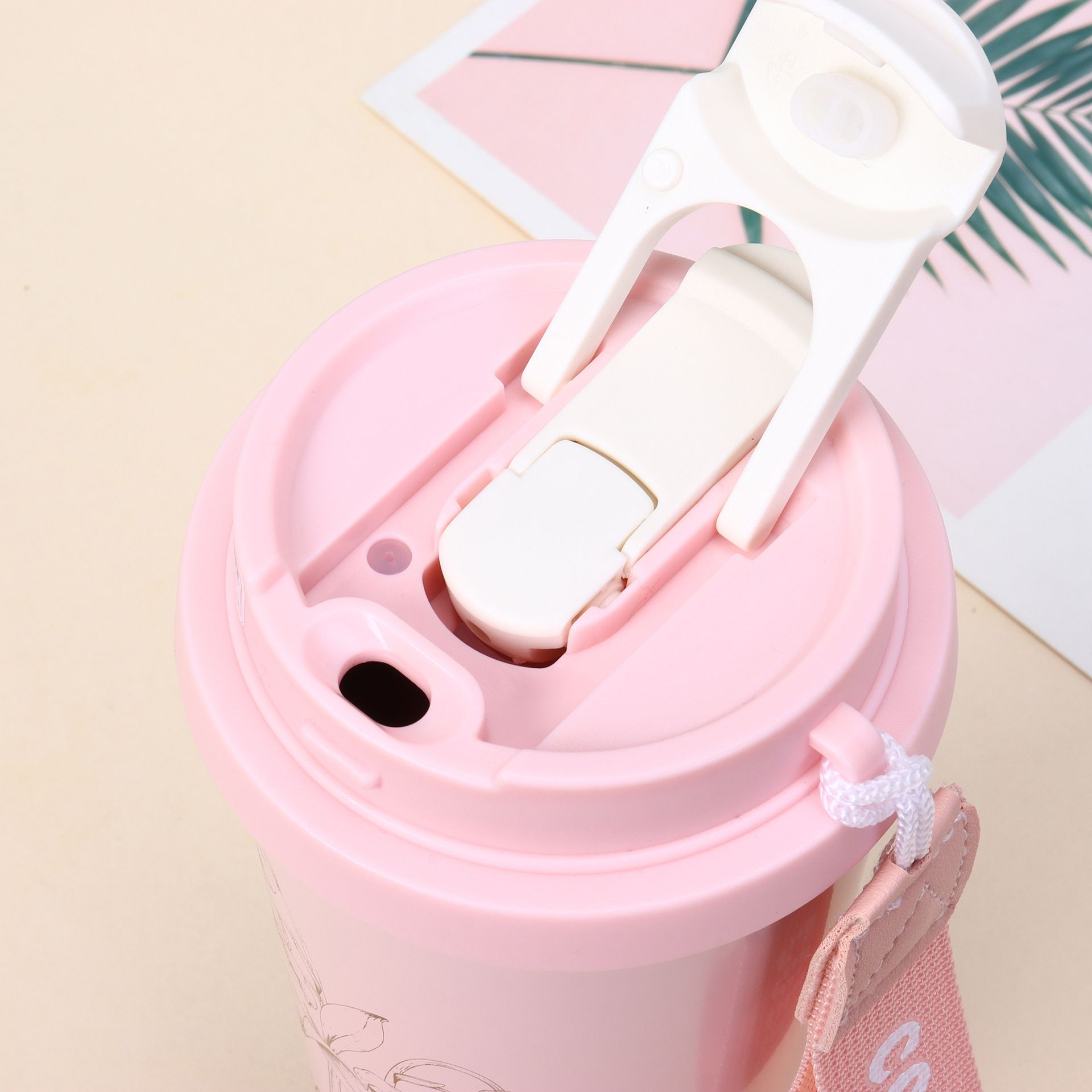 Hochwertiger, isolierter Becher aus Edelstahl 304 mit Maiglöckchenmotiv, ansprechendes Design, tragbare Trinkflasche für Mädchen, Vakuumisolierung für zwei Verwendungszwecke_voghion.com