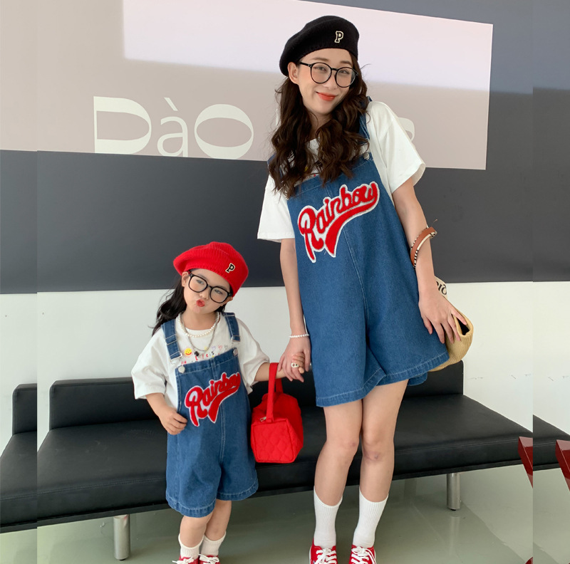 Play parent-child clothes Korean version leisure mother daughter mother child jeans parent-child label cowboy suspenders h22x40