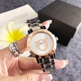 奢华玫瑰金女表贝母盘字母圈钢带石英表派对通勤时尚手表皇冠手表