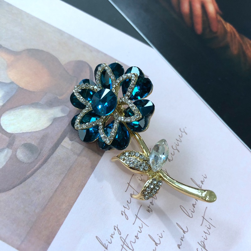 Western Vintage Flower Pearl Brooch Enamel Shell Gemstone Diamond Brooch display picture 10