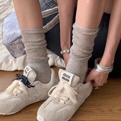秋の吸汗の新型の純色は中筒の靴下の女性の通気性の灰色のjkのすねの山の靴下をつづり合わせて簡単に滑り止めます。