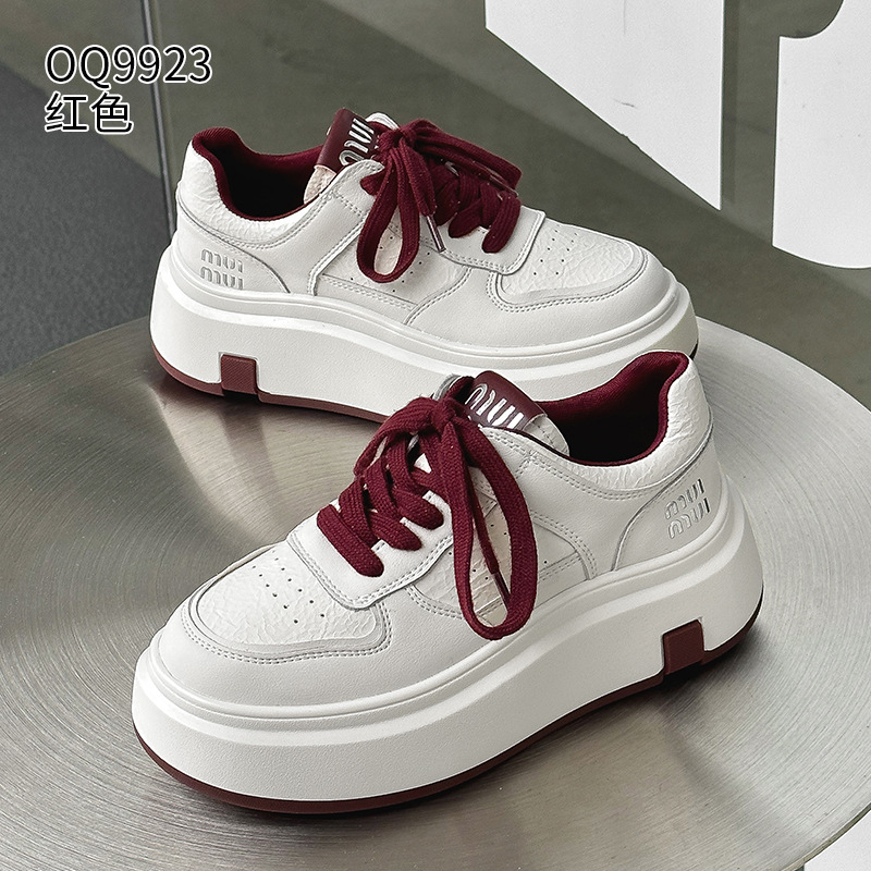 Pequeños zapatos blancos para mujeres en línea rojo explosión de otoño y invierno 2025 aumento de suela gruesa de cuero real y terciopelo pequeño in-mode zapatos de skate casuales
