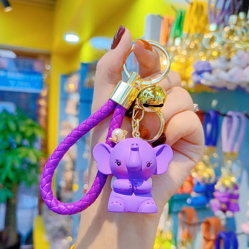 Dibujos animados lindo celebridad en línea corona pequeño elefante volador llavero lindo moda resina muñeca chica llavero bolsa teléfono móvil