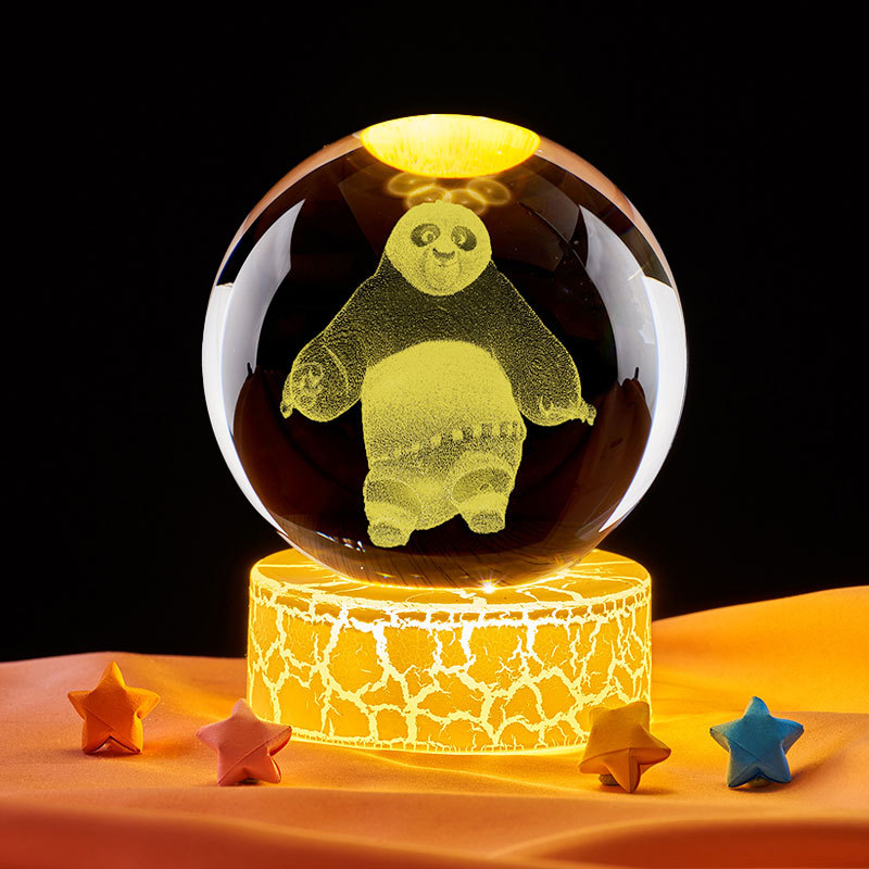 Kung Fu Panda dibujos animados bola de cristal de color 3D escultura interior luminosa cristal adornos base de madera adornos luminosos