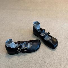 ソフト版を叩く ~ レトロな丸い頭の浅い靴の女性フレンチバレエ靴の一字にスカートのメアリー珍靴がついています。