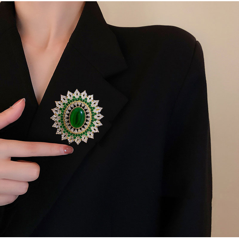 Japanese and Korean new luxury zircon brooch Palace style emerald high-end elegant female pin cheongsam coat accessories batch