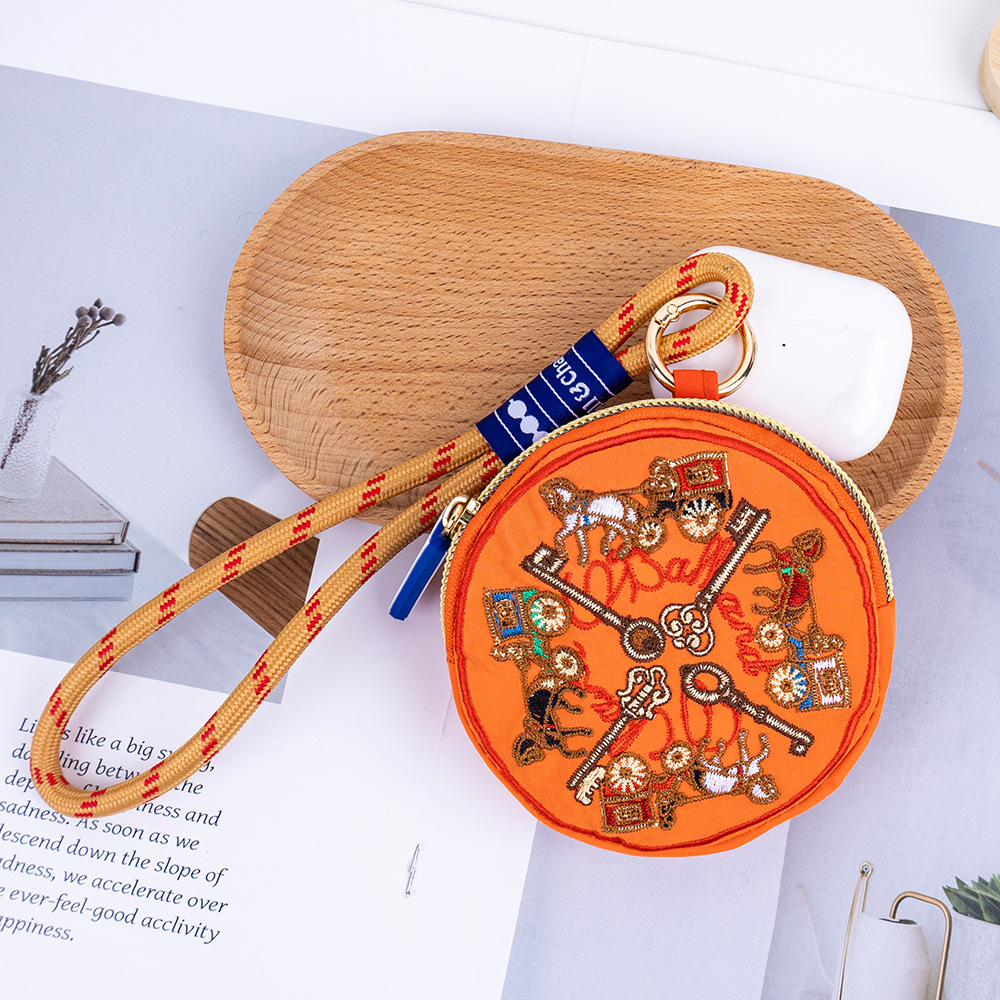 夏の新しい刺繍入りコインポータブル小型バッグ多用途カジュアルデイリー防水収納キーヘッドフォンハンドバッグ