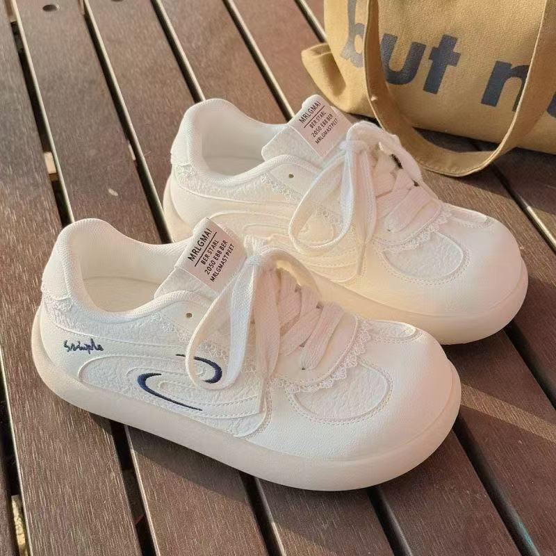 2026 primavera universitaria estilo de escuela de suela gruesa zapatos blancos pequeños zapatos de entrenamiento de mujeres dulces zapatos deportivos casuales de estudiantes