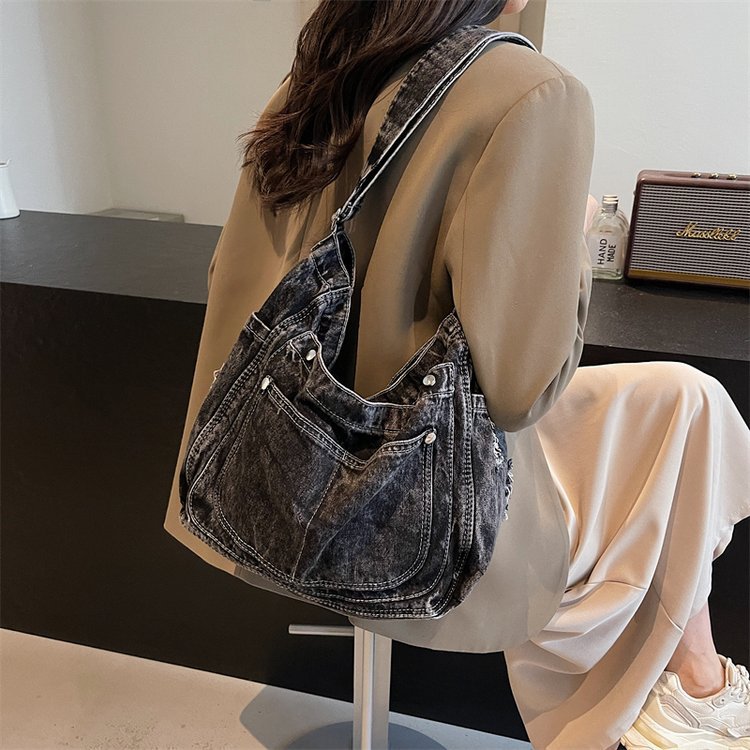 Sosteniendo en la palma de tu mano, un bolso femenino que lleva una vida exquisita