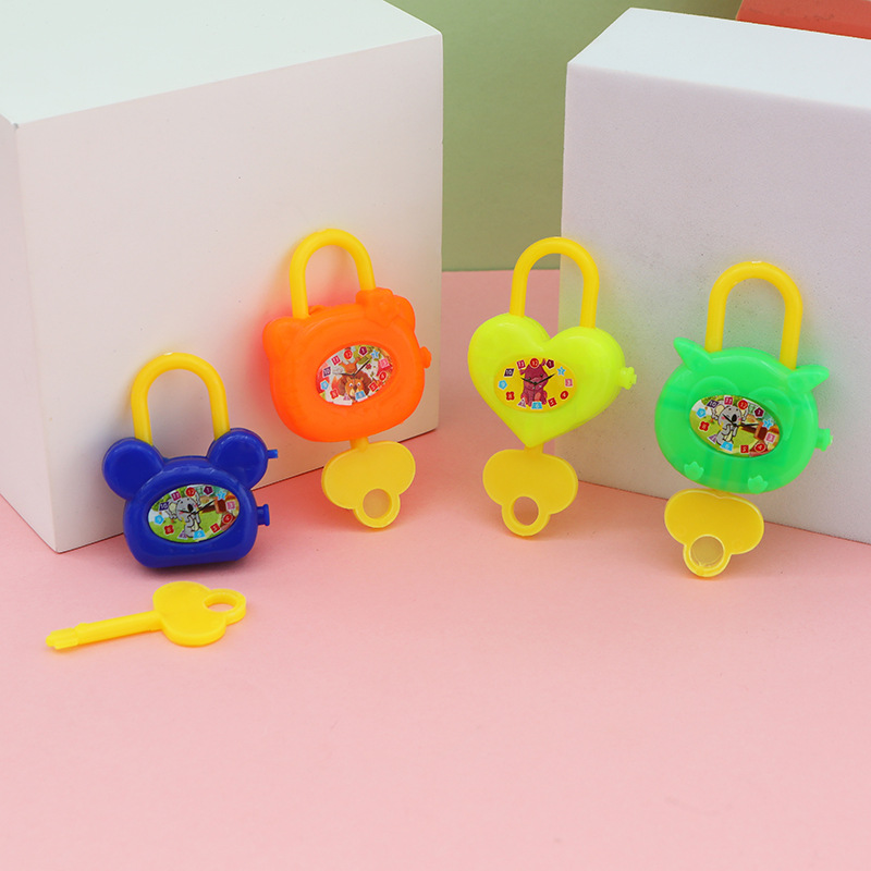 Juguetes de plástico para niños cerradura jardín de infantes pequeños regalos juguetes de recompensa empujar pequeños regalos puestos de suministro de juguetes