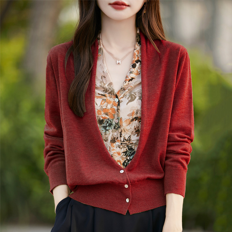 Autumn Wear Women's Layered Woolen Sweater New Worsted Fake Two-Piece V Neck Top High-End Knitted Cardigan Sweater