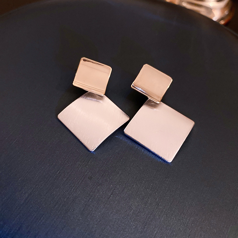 Aguja de plata diamantes geométricos aretes de perlas redondos ligeros de lujo de alta calidad pernos de orejas de estilo francés temperamento femenino orejas de nicho mayorista image 56