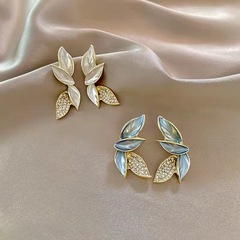 新しいヨーロッパとアメリカンスタイルの芸術的な葉の高級イヤリング、ファッショナブルでトレンディーな女性の多用途でシンプルなイヤリング