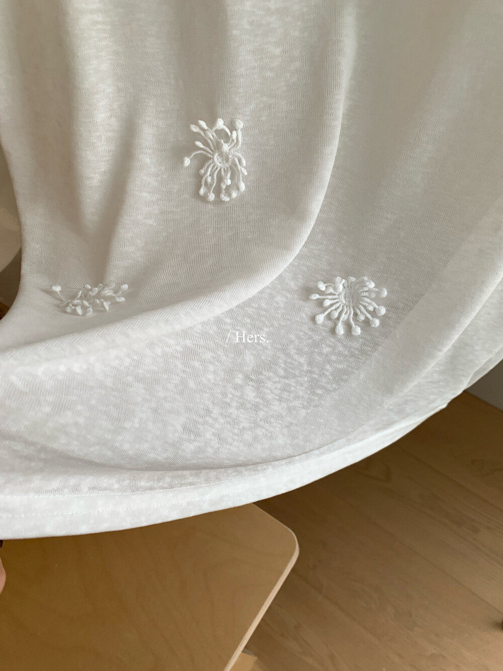 Áo thun nữ tay dài cổ tròn họa tiết hoa nổi 3D phong cách Hàn Quốc — màu trắng chi tiết 12