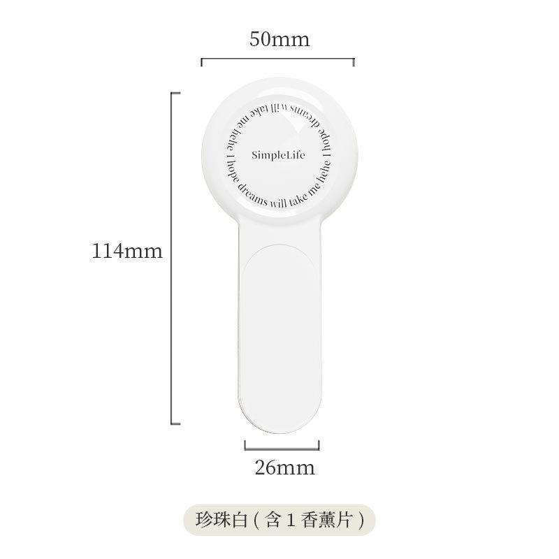 新商品のアロマトイレットの蓋器の蓋を開けて、クリーム風の便器の蓋をします。|undefined
