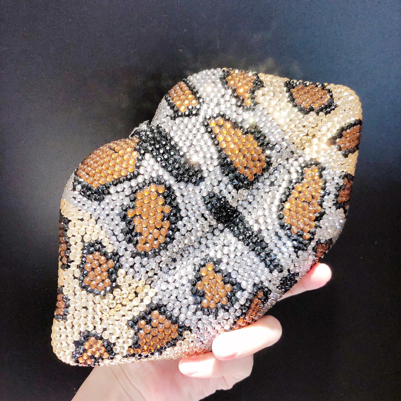 Túi clutch nữ cầm tay đính đá dạ tiệc họa tiết da báo viền môi — Vân báo chi tiết 8