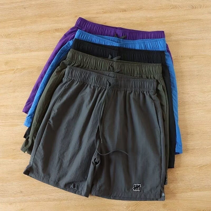 Men's outdoor sports quick-drying shorts, trendy and versatile four-quarter length shorts, stylish beach shorts, mesh fabric, quick-drying for summer.